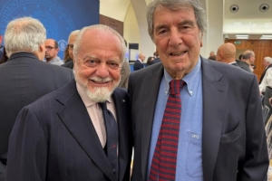 为迪诺-佐夫颁奖！德佬晒合照：我不会忘记你曾效力那不勒斯5年