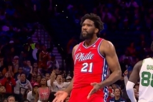 被罚5万!恩比德更推：最好也对裁判下流的“吹阻挡犯规”动作罚款