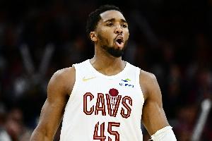 想carry一下！米切尔第三节单节12中5砍16分&有3抢断 前三节24分