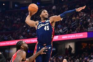 燃起来了！米切尔突破拉杆上篮2+1 个人连拿8分带队反超