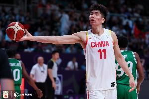 直播吧：中国男篮透露将根据多方情况决定余嘉豪是否返回集训