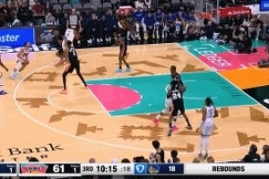 库里借掩护三分&卡斯尔极致追防 文班亚马罚球线伸手再干扰...