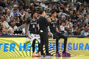 卡斯尔：能与文班同场拿到三双当然高兴 我们本应用胜利再添光彩