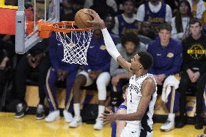 勇士五个不够两米！马刺首发：福克斯/卡斯尔/瓦塞尔/巴恩斯/文班