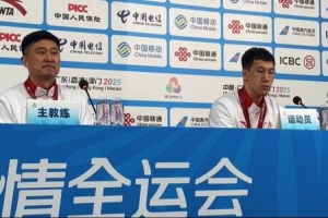 杜润旺：去杜锋指导房间开会 看见他床头放了很多药 确实很不容易