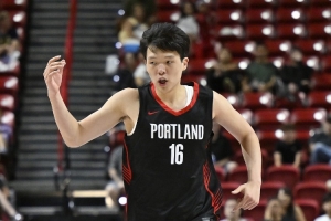 朱芳雨：杨瀚森在场时球队的攻防节奏都流畅了 体现了自己的价值