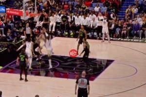 库里左手背后丝滑过人 倚住对手高弧度上篮 结果来了个三不沾