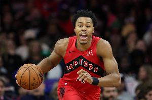 不乐意了！巴恩斯盯防鲍尔被推裁判没吹 抱怨吃T