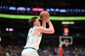 攻防俱佳！克尼佩尔半场9中5拿下13分5篮板3抢断