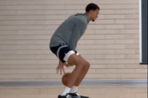 期待回归！记者晒出文班亚马在训练馆场边练运球视频