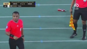 彻底疯狂！可能绝杀库拉索的点球被取消，库拉索解说鬼哭狼嚎庆祝