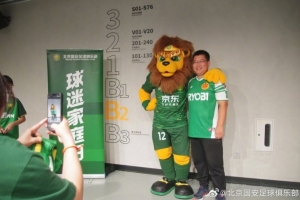 北京国安主场比赛后，俱乐部邀请部分获选球迷家庭与队员合影留念