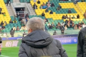 国安为厨师李师傅举行特殊的“退役”仪式，其为国安工作了三十年