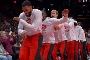 词穷了！猛龙赛前仪式：排长龙热身 坦普尔突然疯狂舞动