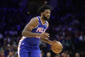 连续缺席6场！队记：恩比德右膝仍然酸痛 医生认为情况正在好转