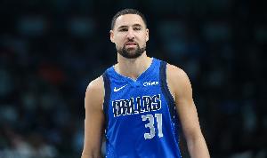 问题不大！克莱和文斯·威廉姆斯抢球发生小摩擦 后者获两罚机会