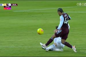 上半场补时第3分钟，田中碧飞铲布巴卡尔·卡马拉染黄！