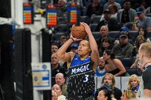 稳定输出！贝恩半场9中4拿到15分2板1断 首节10分