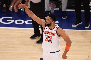 这么轻松嘛？唐斯三分线外突破过掉萨格斯 起三步换左手劈扣！