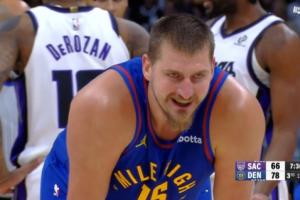 坏得很！约基奇紧贴+假摔玩弄尤班克斯 后者赔了4犯+1T