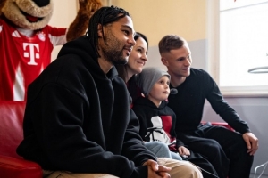 点赞！格纳布里、基米希前往医院肿瘤病房，看望患病儿童