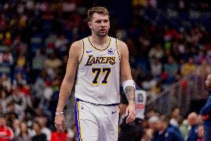 闲庭信步！东契奇潇洒背运突破 顶着防守人上篮打成2+1！