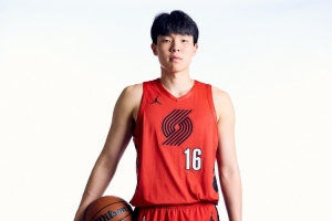 解说：11次出手从侧面体现出杨瀚森的自信 但体能和防守依旧得练