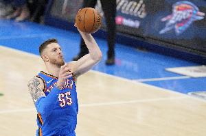 兢兢业业！哈滕半场5中2拿到4分8板 正负值+18