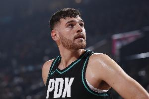 最近三分可以！克林根接球后移一步 三分出手再进&2中2了！