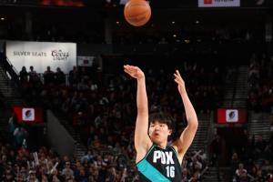 继续努力！杨瀚森半场出战5分36秒 命中生涯首记三分得3分1助1帽