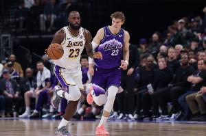 詹姆斯18中8拿17分6板8助复出两连胜！三分哐哐哐连打四铁！