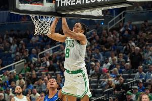 刷屏了！米诺特下半场首发登场 上来转身突破靠脚步单打罗宾逊