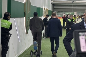 早日康复！阿什拉夫观看皇马比赛+与朋友见面，仍依靠助行器走路