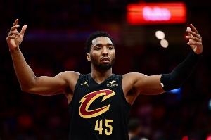 分差达到18分！米切尔弧顶撤步迎着防守再中三分球