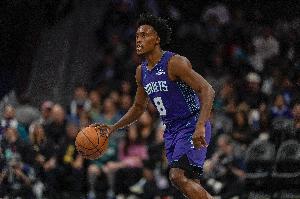 抢分高手！塞克斯顿突破多人防守上反篮打成2+1 黄蜂一波10-0