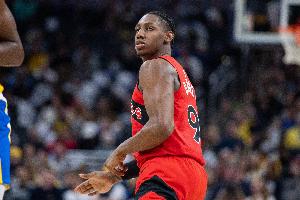 希望没事！巴雷特扣篮落地后脚踝不适 已返回更衣室