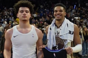 佛罗里达大学队友！理查德和小克莱顿赛后交换签名球衣