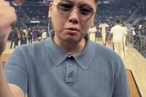 球馆里面唱K！中国顶流歌手揽佬现身勇士主场大通中心