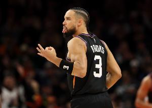 场下还是好朋友！狄龙赛前和亚当斯侃侃而谈