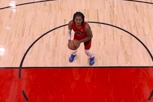 托马斯·布莱恩特倒地夹着博伊尔斯手臂并拽倒后者 被吹一级恶犯