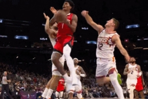 跳起来再决定干嘛！阿门反击接雨姐传球 超级拉杆上篮打停太阳