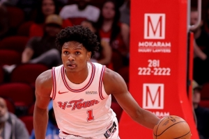 穷追猛打！阿门大幅跳步横移 滞空抛投拿分带队扩大优势