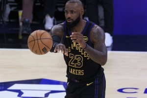 湖记：詹姆斯防守端的组织和阅读非常好 但有时会轮转迟或没轮转