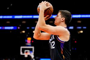 小伙子真有货！吉莱斯皮半场8中5得13分2板2助 得分并列两队最高