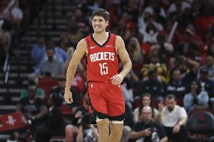 整个人都不一样了！谢泼德积极换防 直接抢断布克反击造杀伤！