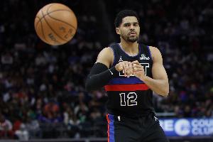 这NBA水平？托哈断球上篮离谱脱手 西卡断球后造犯规打回悬念