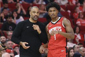 得不偿失！阿门对抗犯规倒地下巴流血 火箭挑战失败