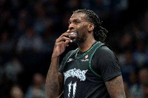 三分不理想！里德替补15中6得到15分7板1帽 其中三分6中1