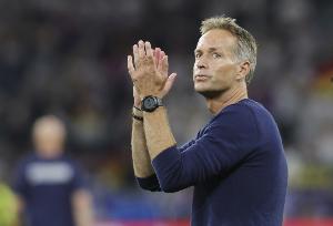 图片报：旅途不顺，勒沃库森抵达曼市时间晚点数个小时