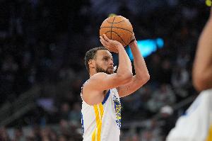 次节贡献8分！库里半场12中5拿到12分3板 但三分8中2